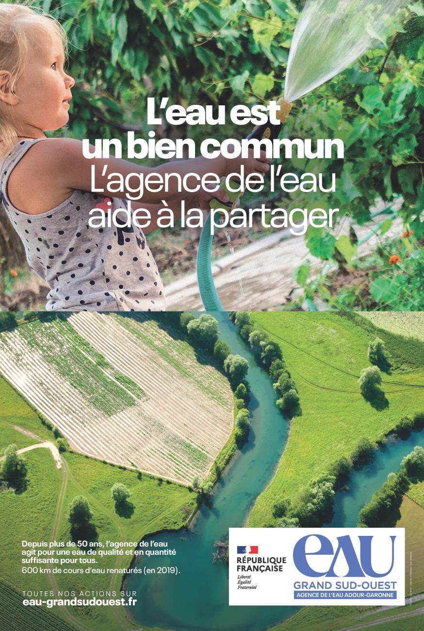 Affiche d'un montage photo d'une petite fille tenant un tuyau d'arrosage relié à une rivière. Message : L'eau est un bien commun, l'agence de l'eau aide à la partager 