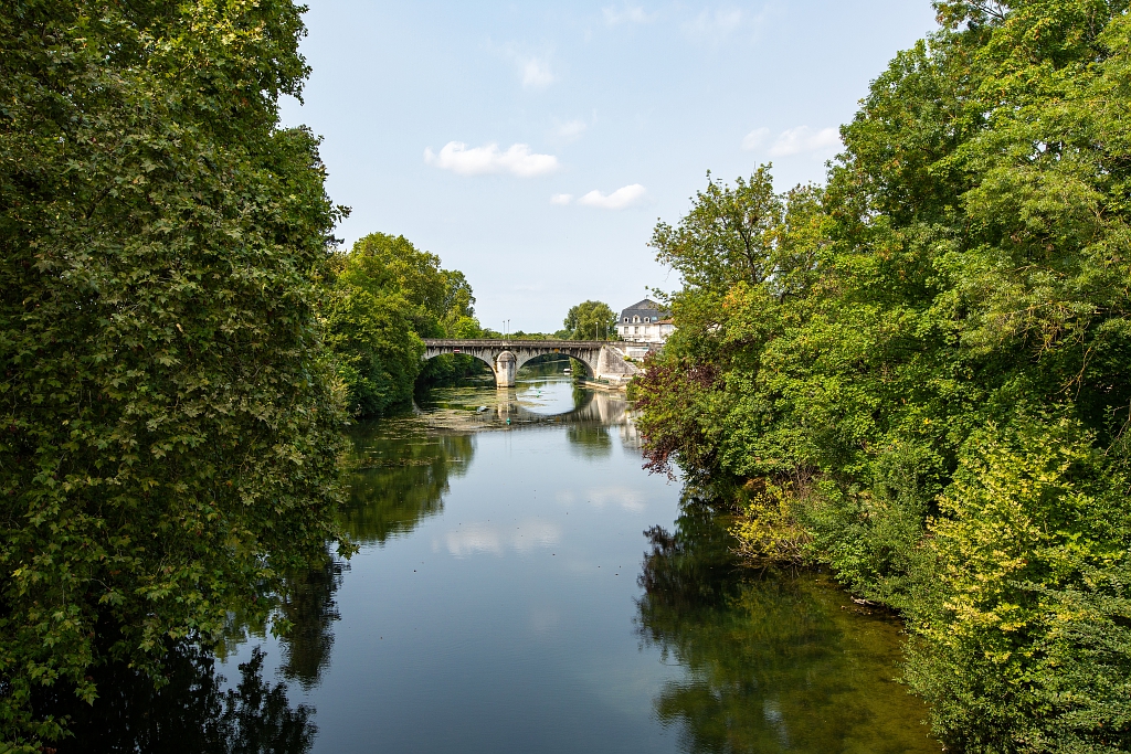 Afficher la vidéo L'agence de l'eau Adour-Garonne